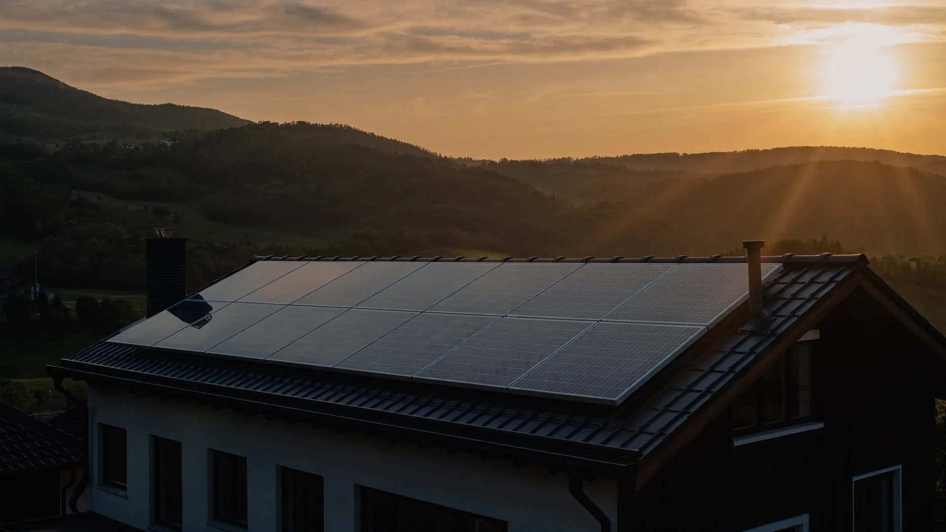 Solaranlage auf einem Hausdach im Harz bei Sonnenaufgang